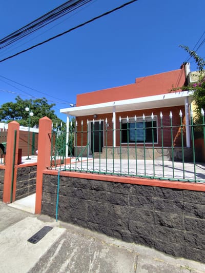 Muy linda casa, calle Chayos