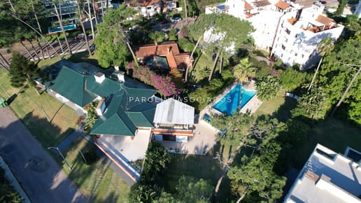 Casa en Venta de 5 Dormitorios en Playa Mansa, Punta del Este