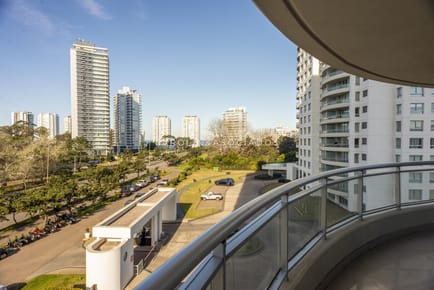 Apartamento en venta de 3 dormitorios y dependencia en Ocean Drive Punta del Este.