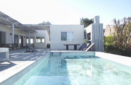 Casa playera en una planta ubicada dentro de Club de Mar. Jose Ignacio, Punta del Este