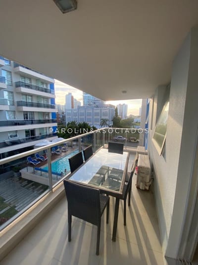 Hermoso apartamento de dos dormitorios a dos cuadras de la playa, Punta del Este.