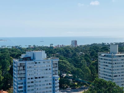 Apartamento en venta en piso alto Punta del Este.