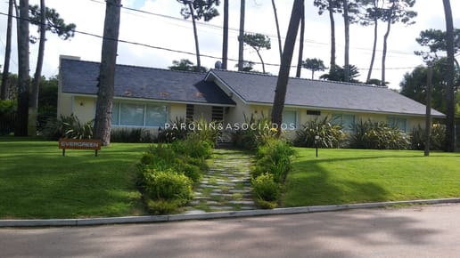 Hermosa casa en venta de 4 Dormitorios ubicada en Playa Mansa, Punta del este