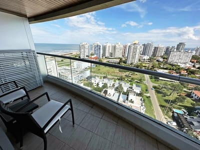 Icon Brava. Punta del Este. Exclusivo apartamento a solo pasos del mar.