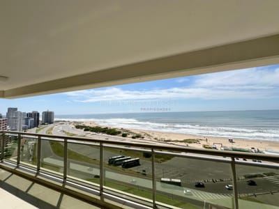 Apartamento en venta en Torre Imperiale de 3 dormitorios y dependencia de servicio, Playa Brava Punta del Este.