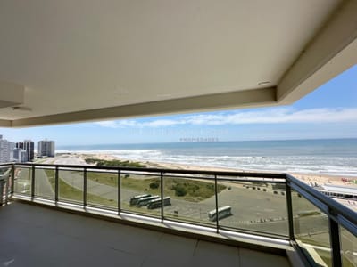 Apartamento en venta en Torre Imperiale de 3 Dormitorios y dependencia de servicio, Playa Brava Punta del Este