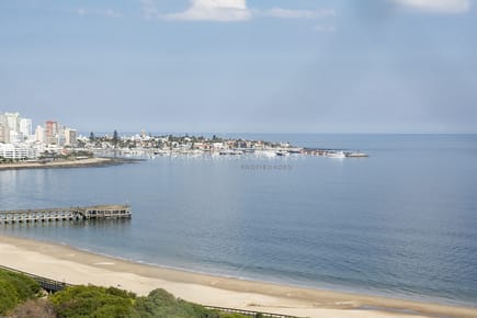 Apartamento de 3 dormitorios en venta frente a Playa Mansa, Coral Tower