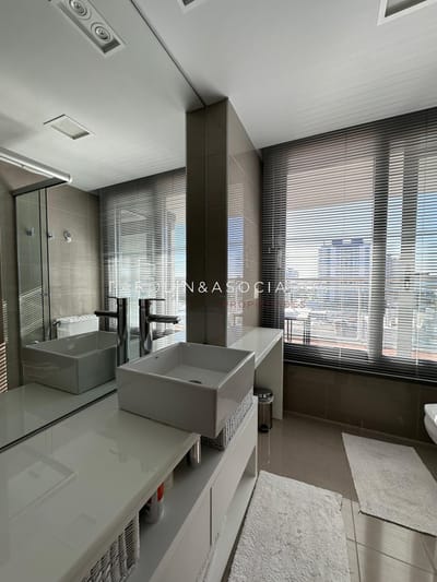 Vende departamento de 2 dormitorios finamente decorado en Torre Onix, Punta del Este