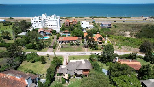 Hermosa cabaña de 4 dormitorios en venta a metros de Playa Mansa, Punta del Este