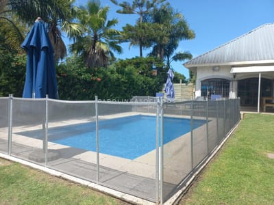Vende casa de 3 dormitorios totalmente reformada. Con piscina climatizada. Cerca de colegios, Punta del Este