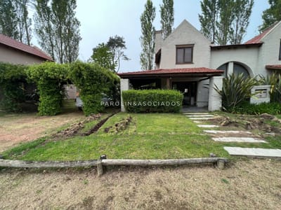 Casa en Barrio privado con piscina y cancha de tenis.Zona Pinares