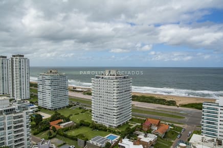 Vende apartamento de 3 dormitorios en Wind Tower, piso alto con vista al mar , Punta del Este