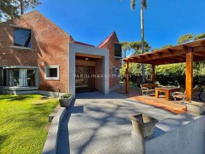 Espectacular casa en Venta-3 dormitorios mas dependencia-Playa Mansa