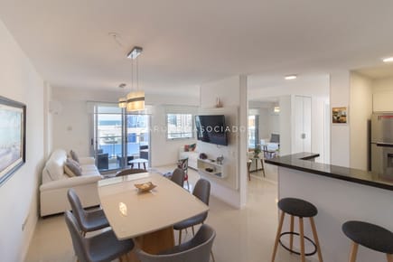 Apartamento de 2 dormitorios en venta en edificio Arenas del Mar, Punta del Este.