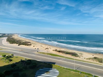 Apartamento en venta de 3 dormitorios en Torre Delfín, Punta del Este.