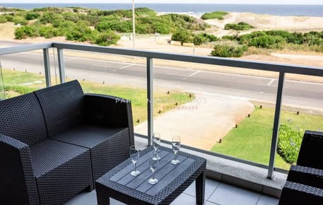 Apartamento en venta de 3 dormitorios con vista al mar en edificio Blue Marine, Punta del Este.