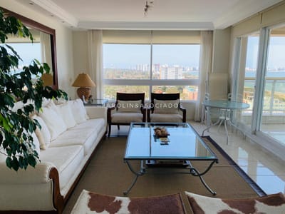 Apartamento en venta de 3 dormitorios en Le Jardin, Punta del Este.