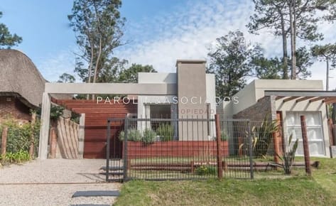 CASA  EN PINARES A 4 CUADRAS DEL MAR!!