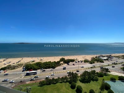 Hermoso apartamento en venta en piso alto en torre Aquarela, Punta del Este.