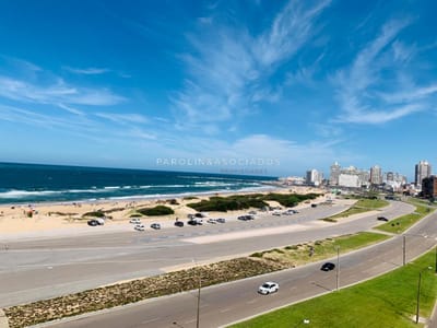 Apartamento en venta de 3 suites en edificio Martinique, Punta del Este.