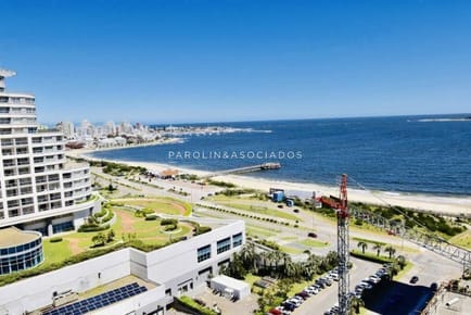 Apartamento en venta de 2 dormitorios en Season Tower, Punta del Este.