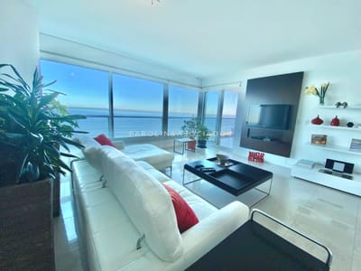 Apartamento en venta de 2 dormitorios + dependencia en Le Parc, Punta del Este.