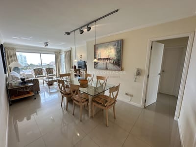 Espectacular apartamento en venta de 3 dormitorios en torre Triangulo, Punta del Este