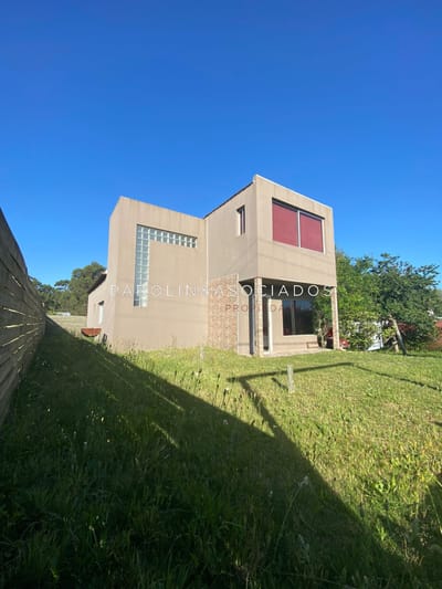 Casa estilo minimalista, a pocas cuadras del mar!