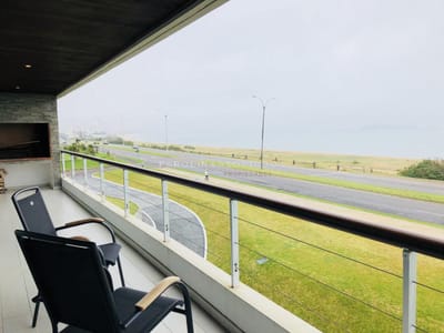 Apartamento en venta de 3 dormitorios en Punta del Este.