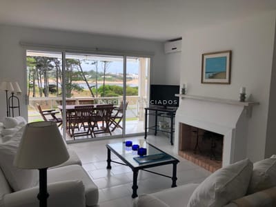 Apartamento de 2 dormitorios en venta en Pinares de la Barra, Punta del Este.