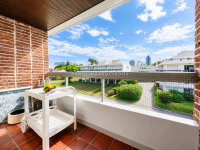 Apartamento de 2 dormitorios en venta en Athos Tower - Punta del Este.