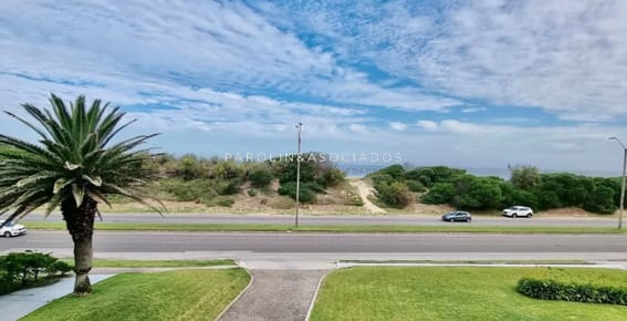 Apartamento en venta en edificio Arenas Blancas, Punta del Este.