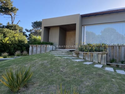 Casa de 3 dormitorios + dependencia en Pinar del Faro, Punta del Este.