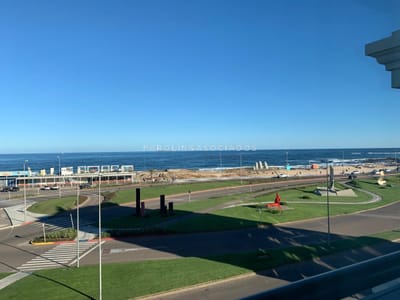 Hermoso apartamento en venta con agradable vista. Torre Imperiale, Punta del Este