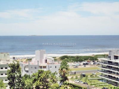 Apartamento en venta de 2 dormitorios cerca del mar en Wind, Punta del Este.