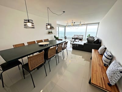 Apartamento en venta con 2 suites en edificio Lumiere, Punta del Este.