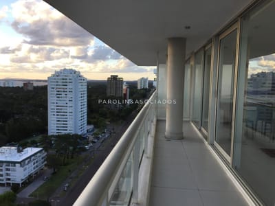Apartamento de 2 dormitorios en venta en Bellagio Tower, Punta del Este.