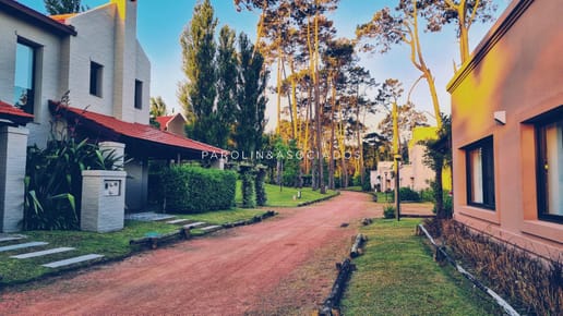 Casa en venta de 2 dormitorios en barrio privado Parque Pinares, Punta del Este.