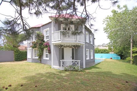 Casa en venta en La Barra a 3 cuadras de la playa, Punta del Este.