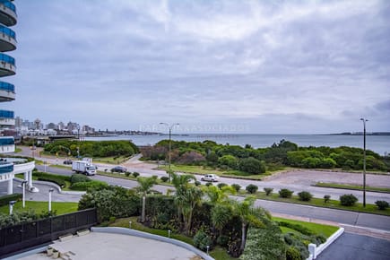 Apartamento en venta de 3 dormitorios en Beverly Tower, Punta del Este.