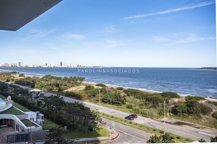 Apartamento en venta frente al mar con vista a la bahía en Torre Venetian, Punta del Este.