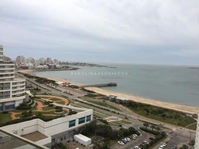 Apartamento en venta de 2 dormitorios en Season Tower, Punta del Este.
