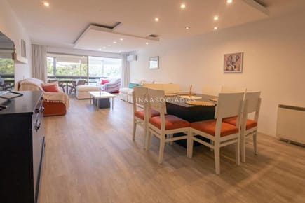 Apartamento en venta de 3 dormitorios y servicio en edificio Bora Bora, Punta del Este.