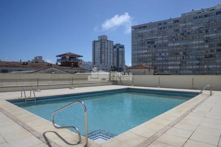 Apartamento de dos dormitorios y dos baños, reciclado, esquinero, vista espectacular!!