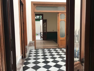 Se vende casa amplia con Garaje y 8 Dormitorios en Cordón
