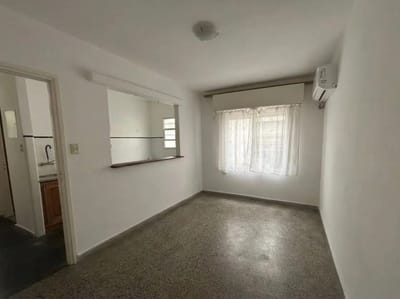 Alquiler Apartamento 1 Dormitorio Muy Luminoso A Una Cuadra La Rambla Gastos Bajos En Ciudad Vieja