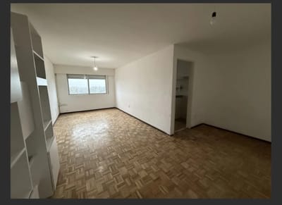 Alquiler Apartamento De 2 Dormitorios Al Frente Con Cochera En Parque Batlle