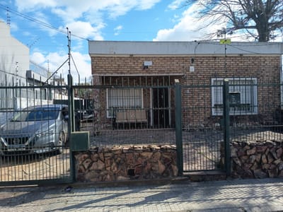 Venta Casa 3 Dormitorios Con Gran Terreno de 904 M2 Barbacoa Y Cochera Para 6 Autos En Belvedere
