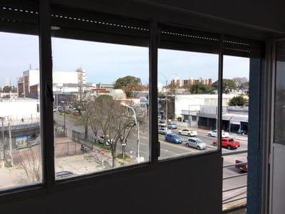 Alquiler Apartamento 1 Dormitorio Muy Luminoso Con Balcón Al Frente En Mercado Modelo