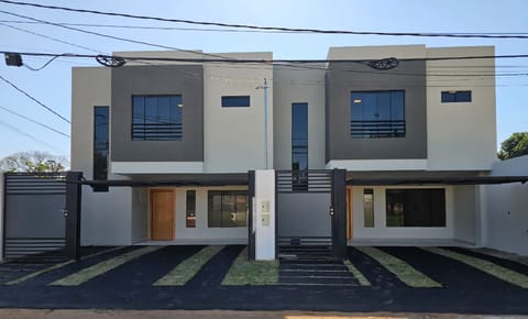 Duplex Frente A La Plaza Alto Pinar, Luque